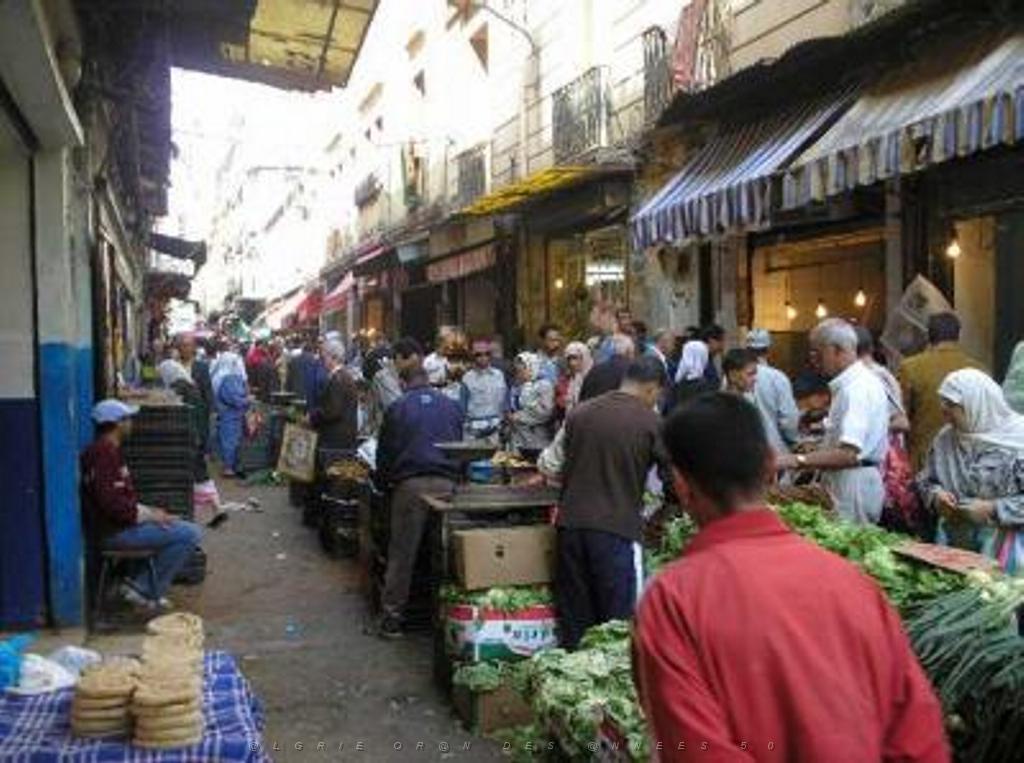 ORAN MAI 2006 RUE DE LA BASTILLE ET SON MARCHE.JPG